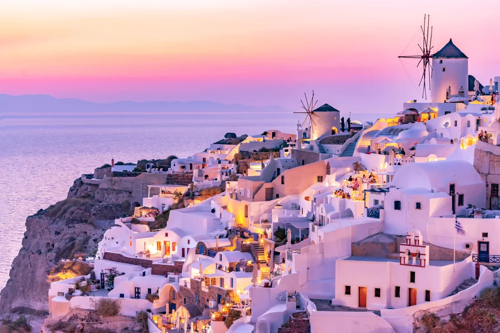 Santorini, Yunani: Liburan Romantis di Tengah Laut Aegea